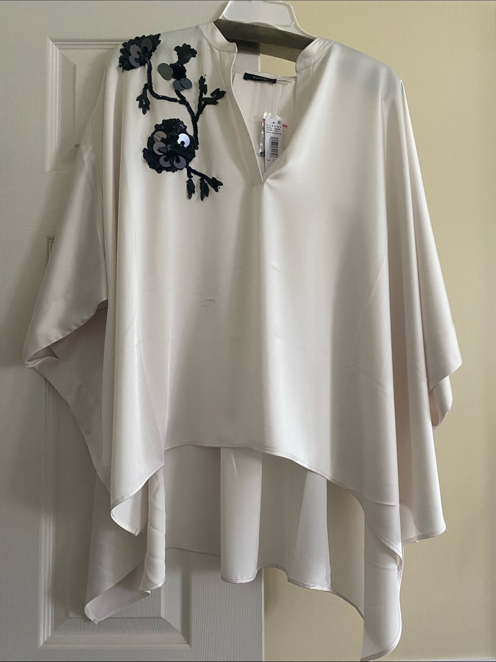 Natori Cream Satin Tunic w/Black Sequin Floral Applique never worn Special Ocass